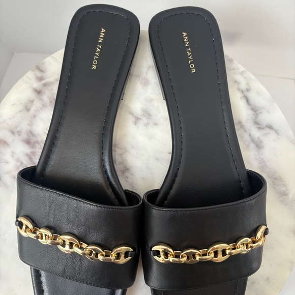 Ann Taylor Black Leather Slide Sandals Gold Chain Detail Size 10M - Picture 8 of 14
